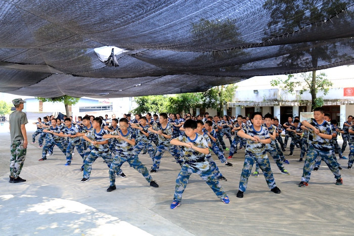 玉林中学（石羊校区）军训活动 用汗水致敬青春(图1)