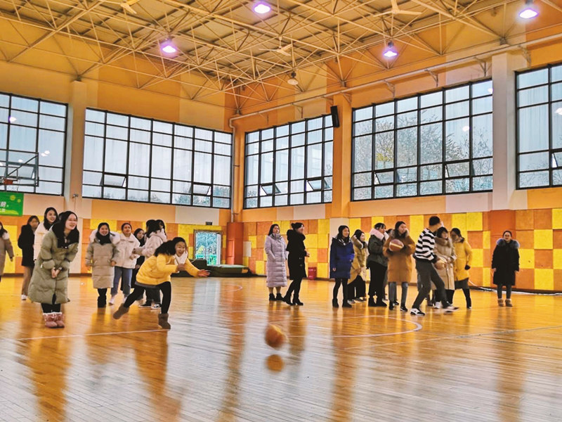嗨出篮球火 新光小学举行教师篮球比赛(图3)
