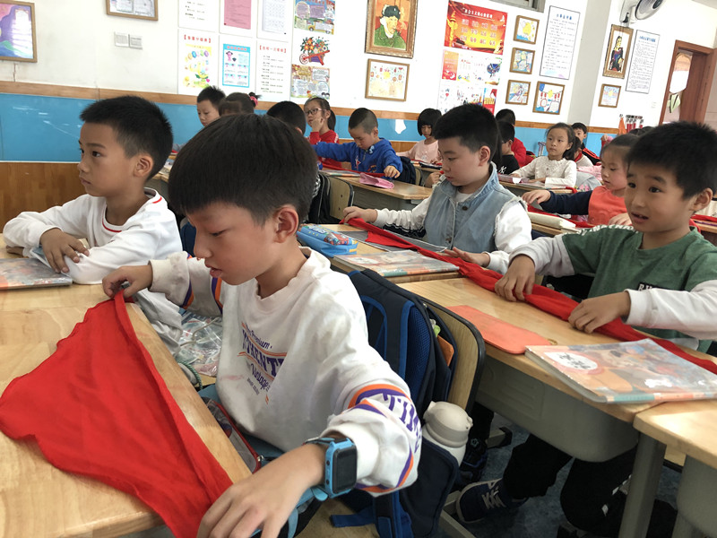 新光小学开展“我和红领巾的故事”队课活动(图2)